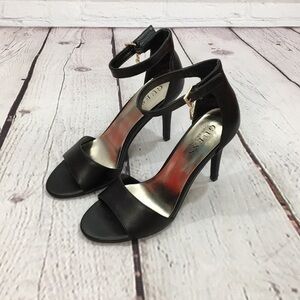 New Guess matte black heels vegan leather 5.5